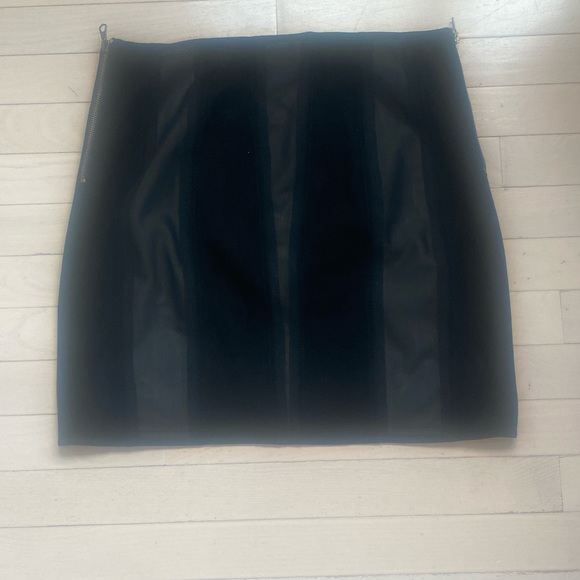 RAG & BONE Suede Skirt with Gold Zippers. Size 8 - Picture 6 of 8